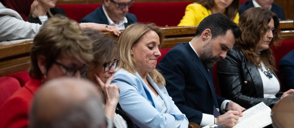 La consellera de Economía y Hacienda de la Generalitat, Natàlia Mas (c), durante el pleno del debate a la totalidad de Presupuestos 2024 en el Parlament, a 13 de marzo de 2024, en Barcelona, Catalunya (España). El pleno del Parlament celebra hoy el debate a la totalidad del proyecto de ley de los Presupuestos de la Generalitat para 2024, y votará las cinco enmiendas a la totalidad presentadas por Junts, Vox, CUP, Comuns, Cs y PP, y con la negociación de los Comuns aún viva para tratar de alcanzar un acuerdo. Además, los Comuns quieren que Aragonès diga de forma pública que el proyecto del macro complejo Hard Rock, antes conocido como BCN World, planeado entre Vila-seca y Salou (Tarragona), no se hará, a pesar de que ya está en marcha.
13 MARZO 2024;BARCELONA;CATALUNYA;PRESUPUESTOS 2024;PARLAMENT
David Zorrakino / Europa Press
(Foto de ARCHIVO)
13/3/2024