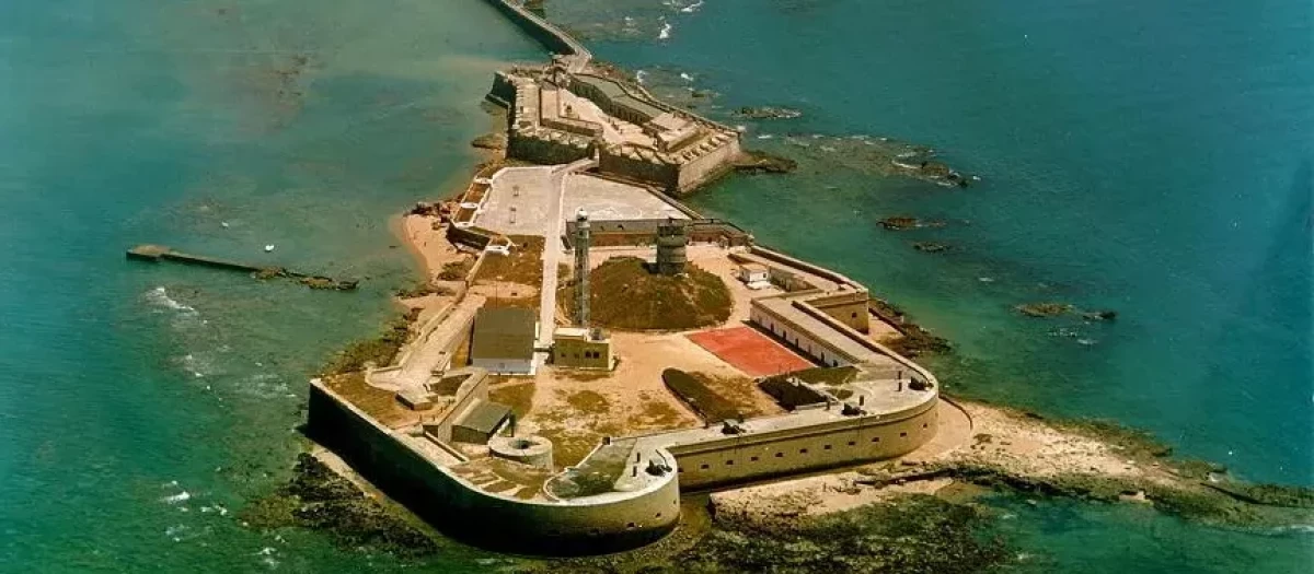 El Castillo de San Sebastián le debe su nombre a una capilla que fue levantada en el recinto en 1.457
