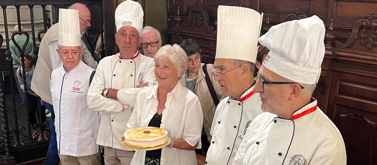 Varios chefs ofrecen sus postres a la Virgen Blanca el año pasado