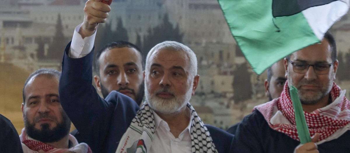 El líder de Hamas, Ismail Haniyeh, ondea la bandera en una manifestación en 2022
