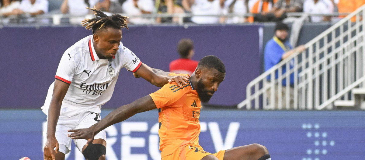 Rüdiger pelea un balón con Chukwueze