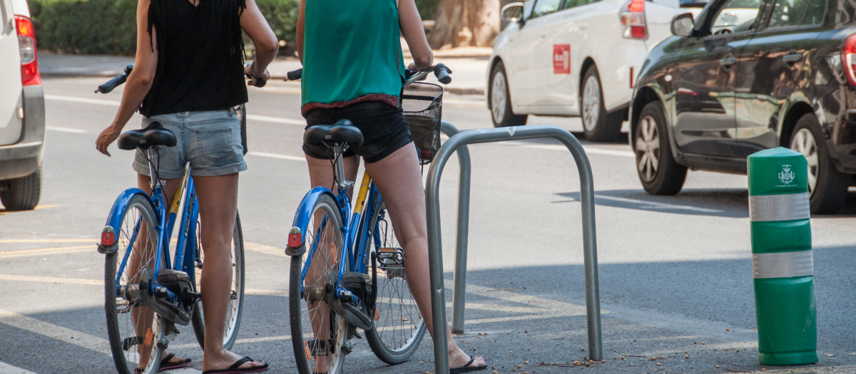 Dos mujeres transitando uno de los carriles bicis de Valencia