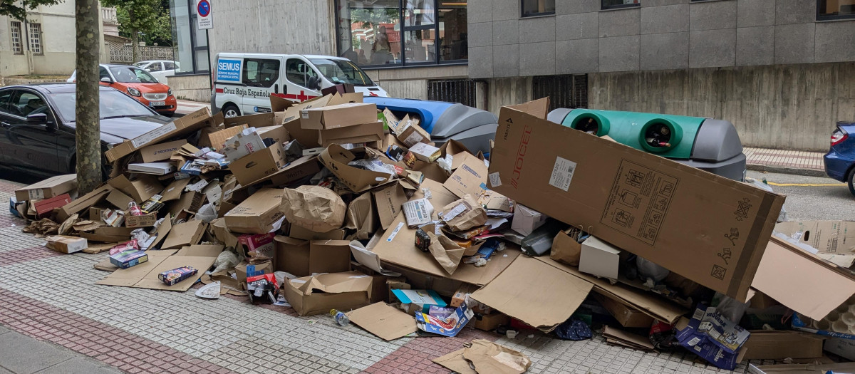 Basura acumulada en una calle de La Coruña