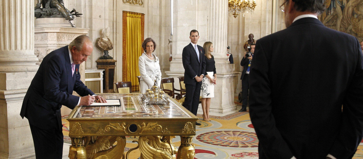 (L-R) King Juan Carlos of Spain, in the presence of Queen Sofia of Spain, Prince Felipe of Spain and Princess Letizia of Spain, signs the abdication documents at the official abdication ceremony at the Royal Palace on June 18, 2014 in Madrid, Spain. King Juan Carlos of Spain's abdication takes effect at midnight local time. Photo by Pool/ABACAPRESS.COM