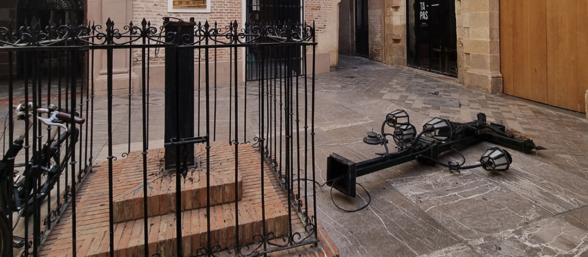 Se cree que la escultura de forja cedió por el peso hasta partirse