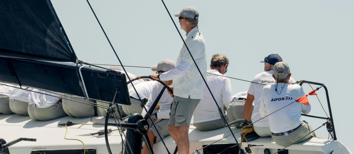 Don Felipe, al timón del viejo velero de la Armada