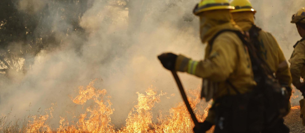 Bomberos vigilan el incendio en el condado de Tehama, California
