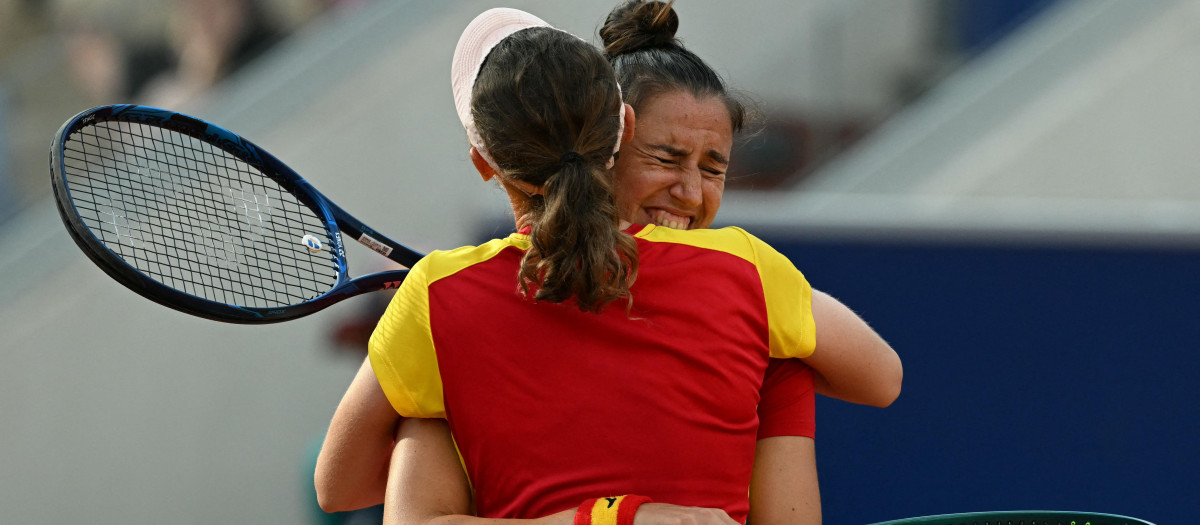 Sara Sorribes y Cristina Bucsa se abrazan tras lograr el pase a las semifinales