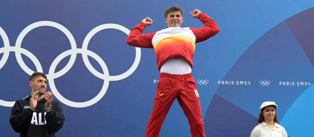 Pau Echaniz celebra la medalla de bronce en la categoría de K1 en aguas bravas