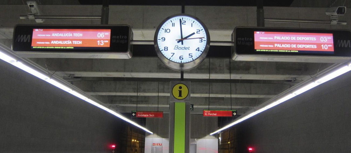 La gran diferencia entre los relojes malagueños y los suizos es la sustitución de las líneas por cifras numéricas