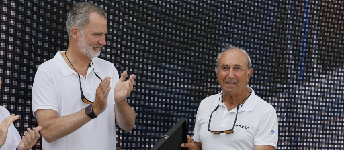 Don Felipe aplaude a Jaime Rodríguez-Toubes este viernes en el Real Club Náutico de Palma
