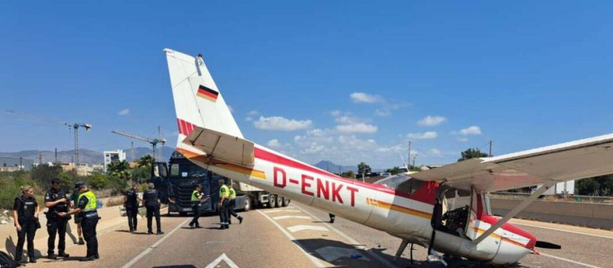 Colisión de una avioneta con un camión después de hacer un aterrizaje forzoso en Castellón