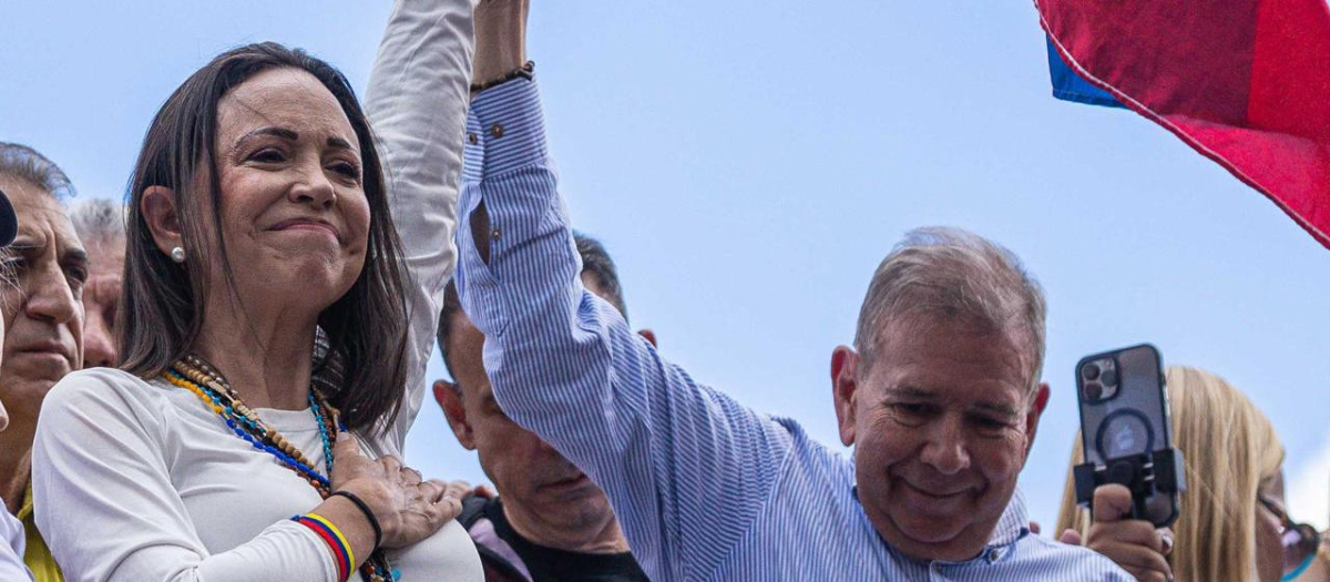 La líder opositora venezolana María Corina Machado (i) y el candidato a la presidencia de Venezuela Edmundo González Urrutia (d) participan en una manifestación de apoyo este martes, en Caracas (Venezuela). Miles de venezolanos se han concentrado este martes en Caracas, en un acto convocado por la oposición mayoritaria, para rechazar por segundo día consecutivo lo que consideran es un fraude en los resultados oficiales del Consejo Nacional Electoral (CNE), que en la víspera proclamó a Nicolás Maduro como presidente reelecto con el 51,2 % de los votos. EFE/ Henry Chirinos