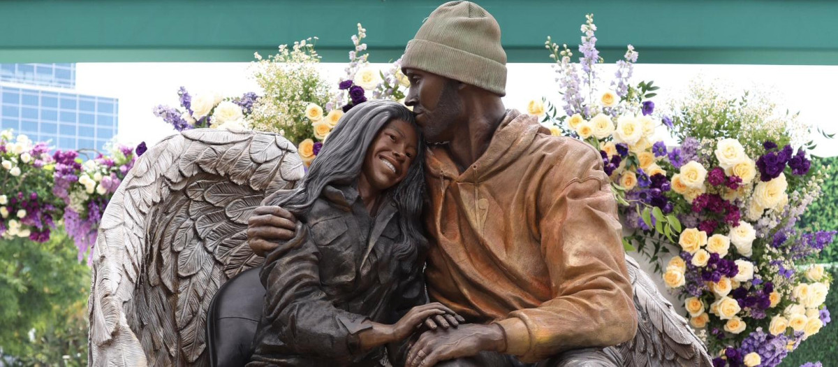 Estatua dedicada a Kobe Bryant y su hija Gianna