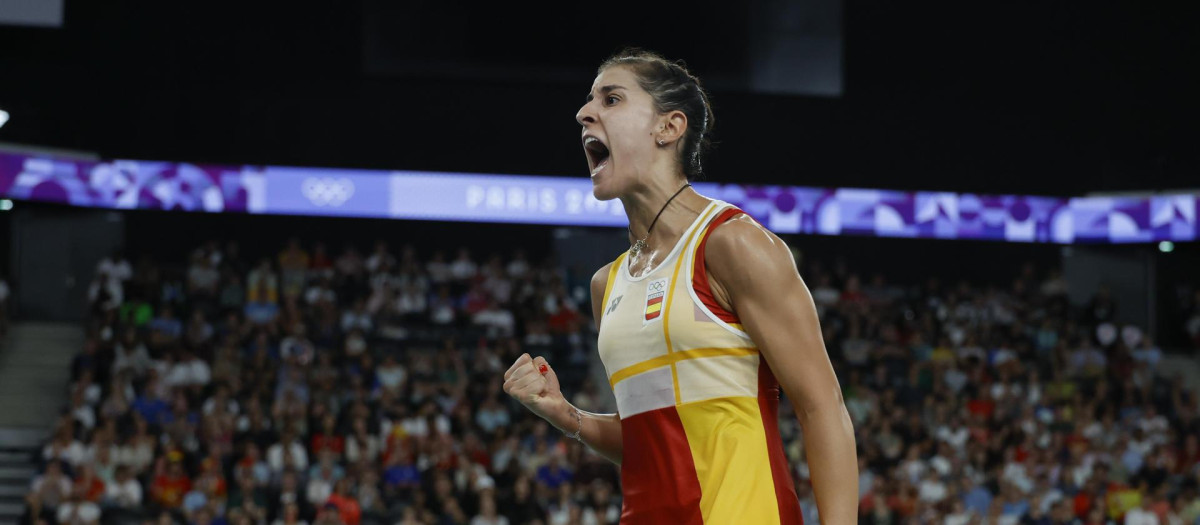 La jugadora española Carolina Marín celebra ante la japonesa Aya Ohori durante su partido de cuartos de final de bádminton
