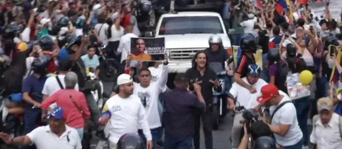 Cake Minuesa retransmitiendo la marcha de María Corina Machado