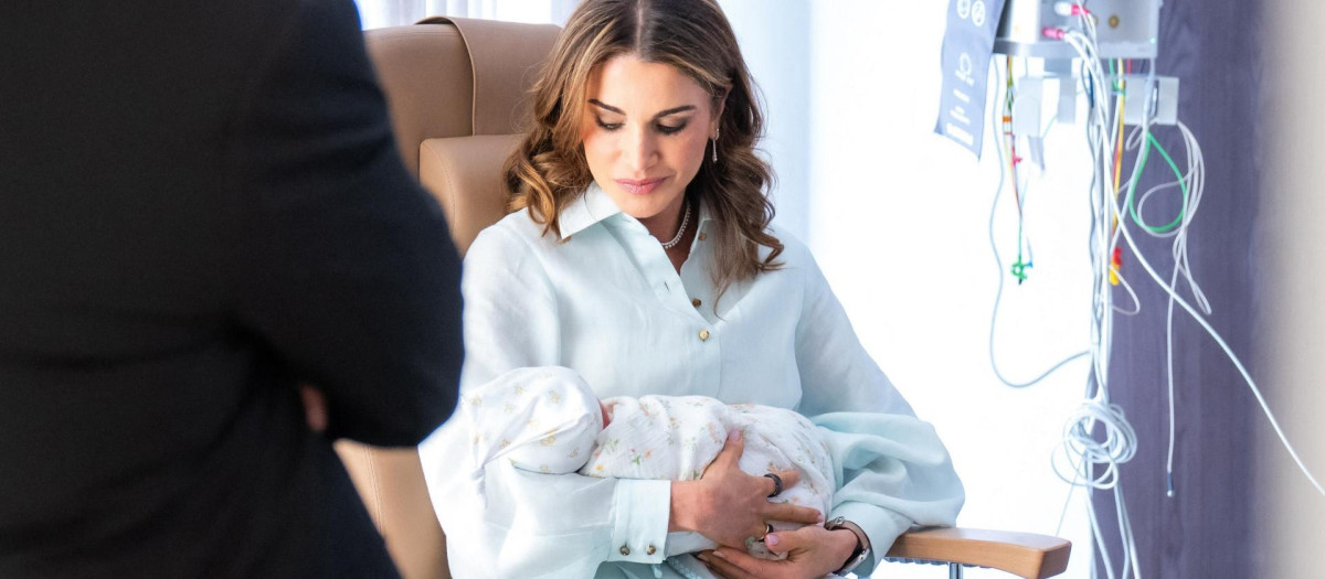 Rania de Jordania con Iman en brazos