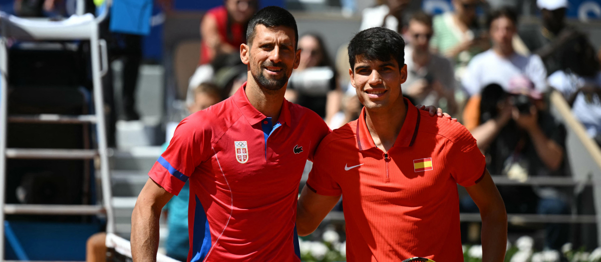 Carlos Alcaraz y Novak Djokovic posan juntos antes del inicio de la final olímpica