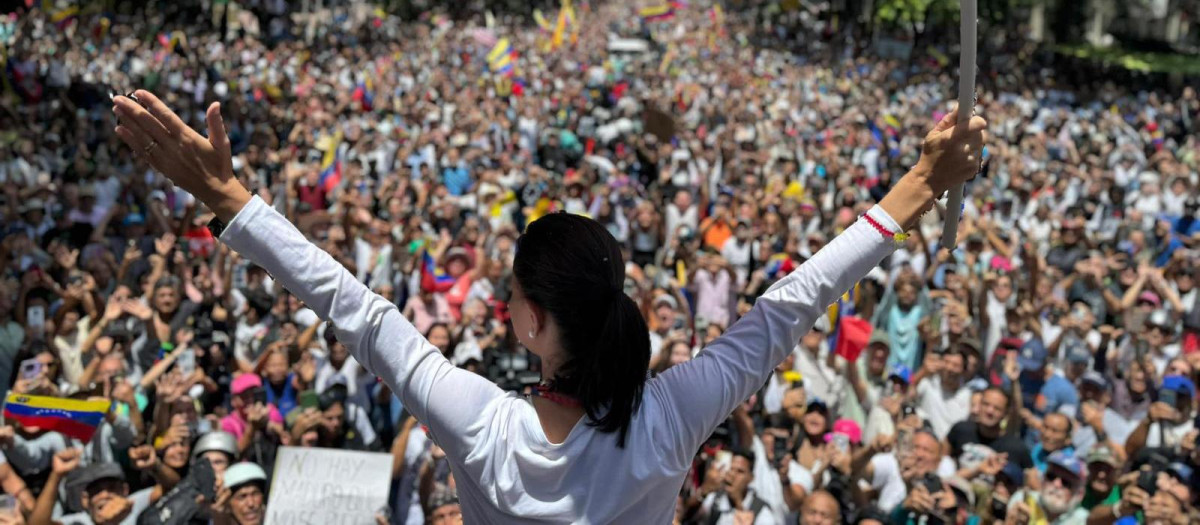 Una bandera venezolana, brazos abiertos y una multitud de venezolanos que la aclama entre lemas de libertad coreados a voz en grito. La libertad y la democracia se han empezado a abrir en Venezuela en un proceso que para muchos es ya irreversible.