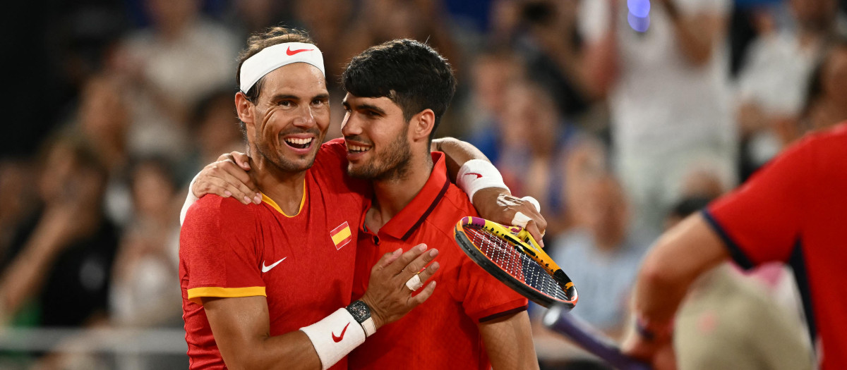 Rafa Nadal abraza a Carlos Alcaraz tras perder contra Krajicek y Ram en cuartos de final