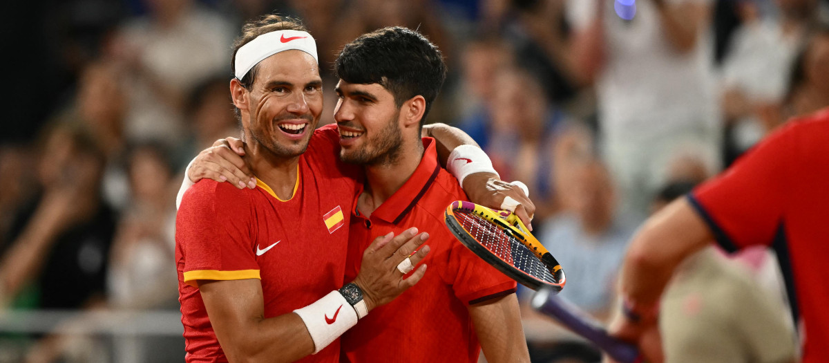 Rafa Nadal abraza a Carlos Alcaraz tras perder contra Krajicek y Ram en cuartos de final