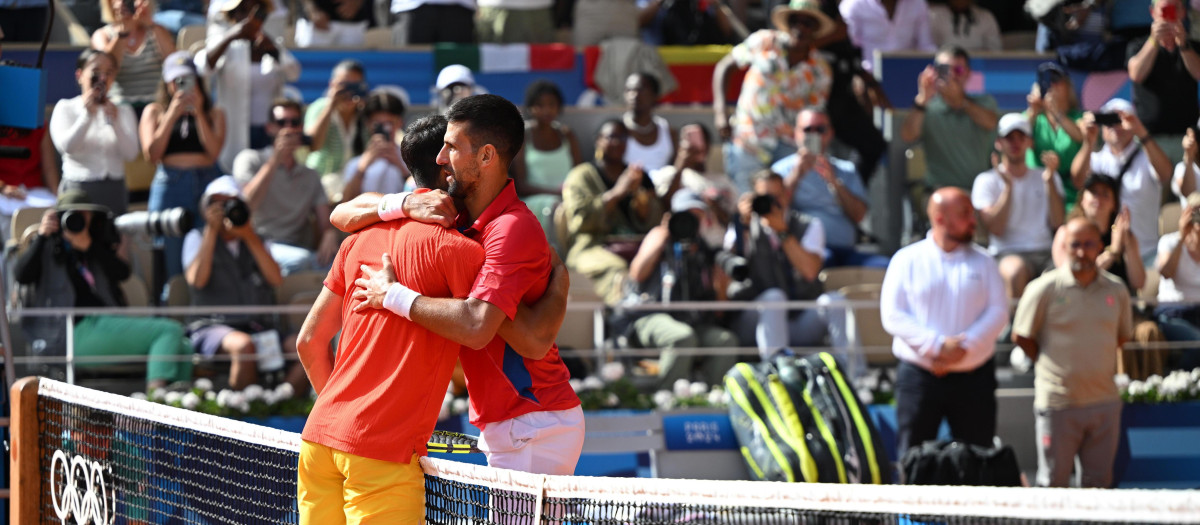 Novak Djokovic y Carlos Alcaraz tras la final