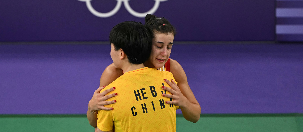 La china He Bing Jiao consuela a Carolina Marín después de su lesión