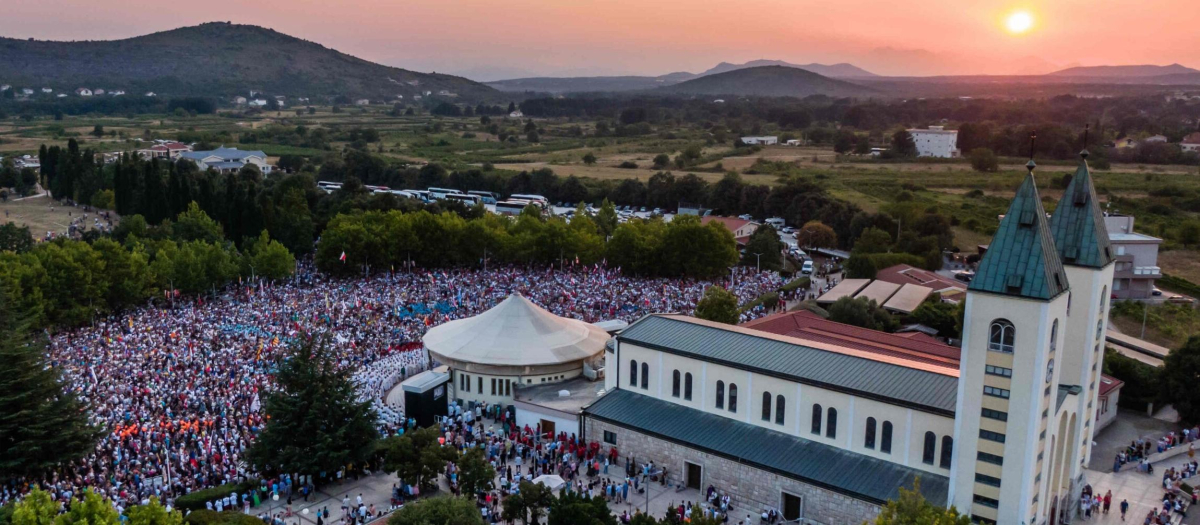 Atardece la pasada semana en Medjugorje, durante el Mladifest