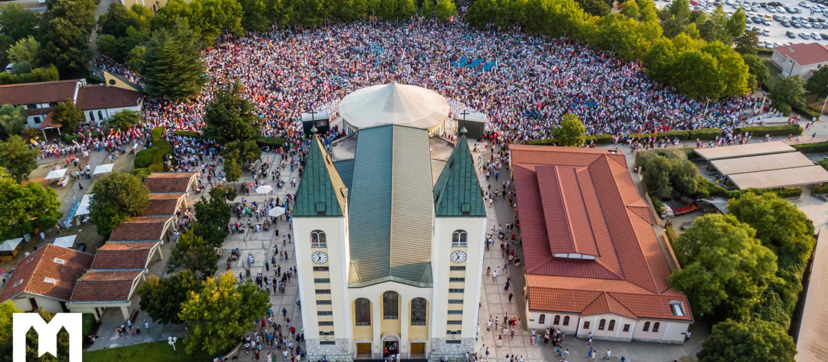 La explanada frente a la iglesia de Medjugorje, llena de jóvenes la semana pasada