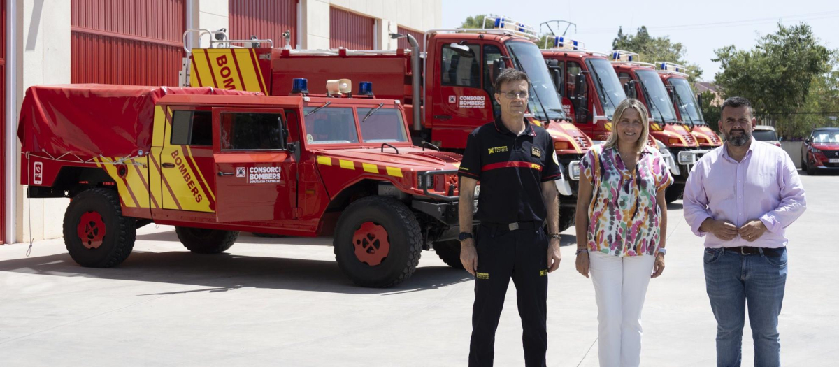 La presidenta de la Diputación de Castellón, Marta Barrachina, y David Vicente, junto a los nuevos vehículos.