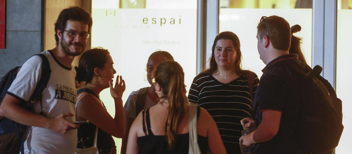 Jovent Republicà, organización juvenil vinculada a ERC, y su diputada en el Parlament, Mar Besses (3d)