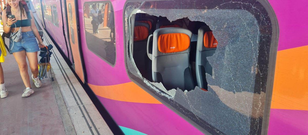 Tren AVLO con la ventana rota