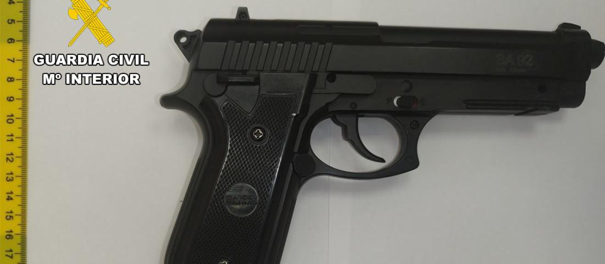 La Guardia Civil ha detenido en La Rambla a dos personas como presuntas autoras de tres robos con violencia e intimidación con arma de fuego