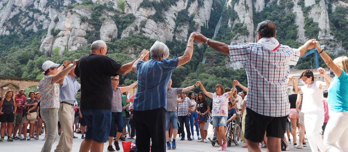 Unos sardanistas en Montserrat