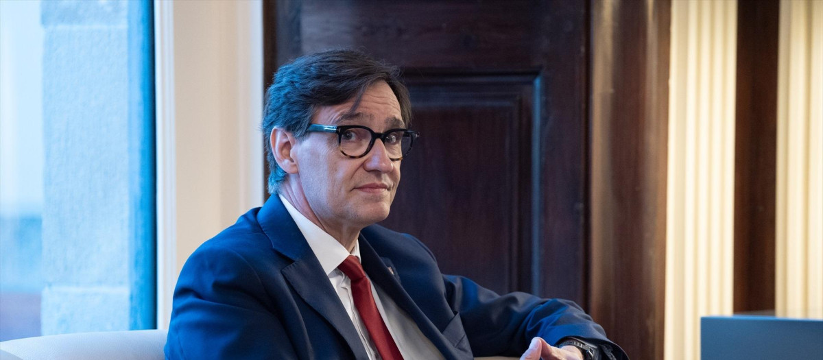 El líder del PSC, Salvador Illa, durante la primera reunión de la ronda de consultas, en el Parlament de Catalunya, a 6 de agosto de 2024, en Barcelona, Catalunya (España). Rull ha convocado para hoy, la ronda de consultas previa a formalizar la convocatoria de un pleno para la posible investidura del primer secretario del PSC, Salvador Illa, como presidente de la Generalitat. El sábado, 3 de agosto, Illa explicó que había comunicado al presidente del Parlament que tenía la mayoría necesaria para ser investido tras los acuerdos que su partido ha alcanzado con ERC y Comuns. En las elecciones catalanas, el PSC obtuvo 42 escaños mientras que los republicanos lograron 20 y 6 los comuns, que suman exactamente los 68 diputados que el líder socialista necesita para ser investido.
David Zorrakino / Europa Press
06/8/2024