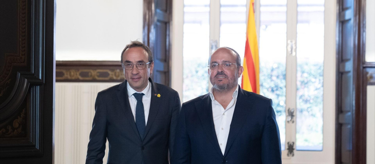 El presidente del Parlament de Cataluña, Josep Rull (i) y el presidente del PP de Cataluña, Alejandro Fernández (d), llegan a una reunión de la ronda de consultas, en el Parlament de Catalunya, a 6 de agosto de 2024, en Barcelona, Catalunya (España). Rull ha convocado para hoy, la ronda de consultas previa a formalizar la convocatoria de un pleno para la posible investidura del primer secretario del PSC, Salvador Illa, como presidente de la Generalitat. El sábado, 3 de agosto, Illa explicó que había comunicado al presidente del Parlament que tenía la mayoría necesaria para ser investido tras los acuerdos que su partido ha alcanzado con ERC y Comuns. En las elecciones catalanas, el PSC obtuvo 42 escaños mientras que los republicanos lograron 20 y 6 los comuns, que suman exactamente los 68 diputados que el líder socialista necesita para ser investido.
06 AGOSTO 2024;ILLA;GRUPOS PARLAMENTARIOS;INVESTIDURA;GENERALITAT
David Zorrakino / Europa Press
06/8/2024