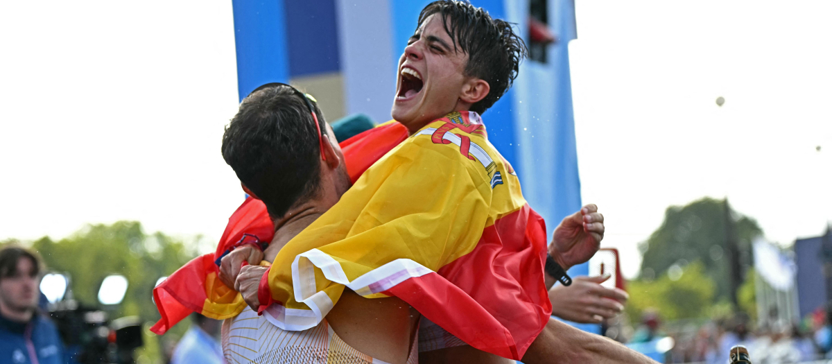 Álvaro Martín y María Pérez celebran el oro en marcha mixto