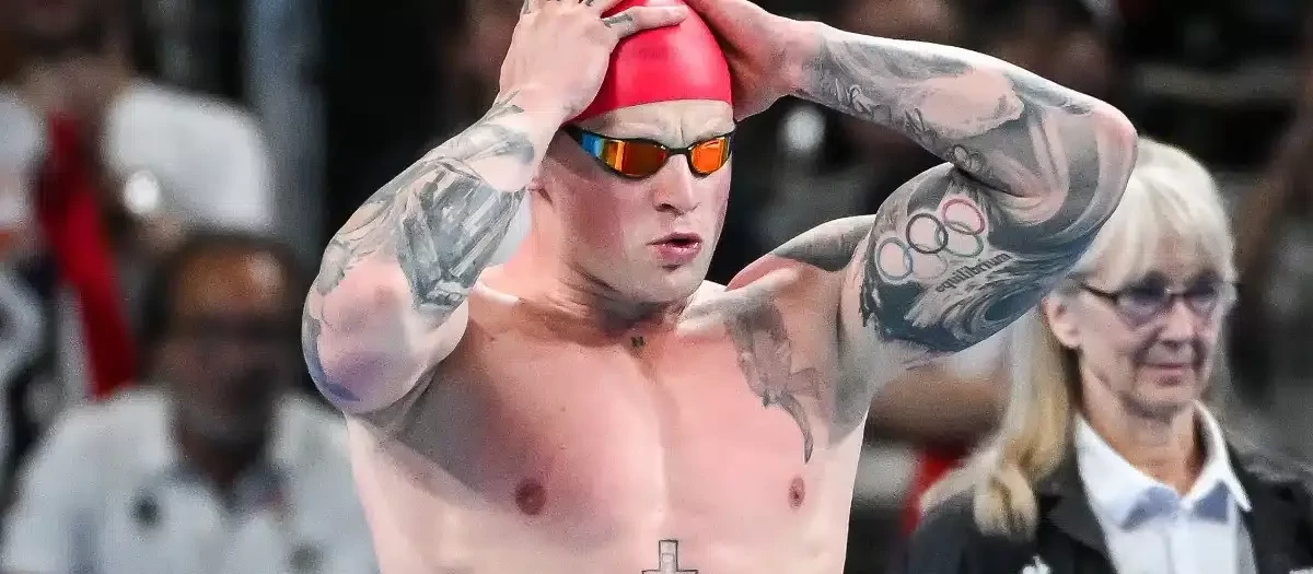 El nadador británico Adam Peaty denuncia la presencia de gusanos en la comida