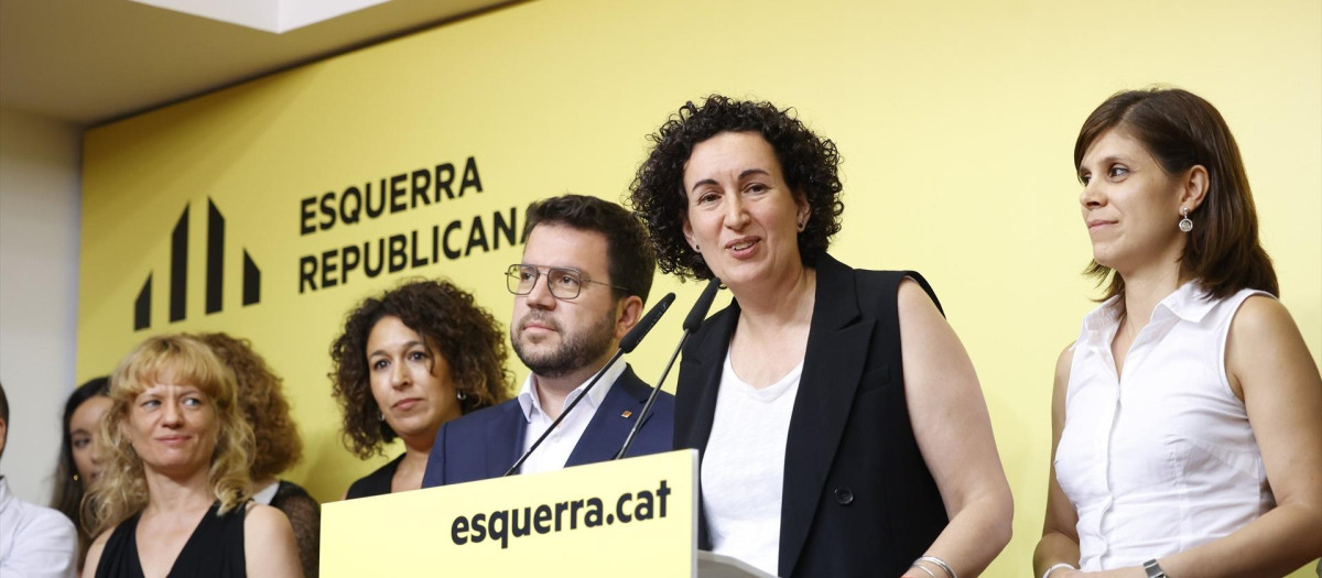 La secretaria general de ERC en funciones, Marta Rovira, durante una rueda de prensa de ERC, en la sede del partido, a 2 de agosto de 2024, en Barcelona, Catalunya (España). La militancia de ERC ha avalado hoy con un 53,5% un preacuerdo con el PSC para investir presidente de la Generalitat al líder socialista, Salvador Illa, y que prevé que Cataluña salga del régimen común; que la Agència Tributària Catalana gestione, liquide, recaude e inspeccione todos los impuestos (empezando por el IRPF), así como crear un Departament de Política Lingüística en el Govern.
02 AGOSTO 2024;BARCELONA;CATALUNYA;RUEDA DE PRENSA;ERC
Kike Rincón / Europa Press
02/8/2024