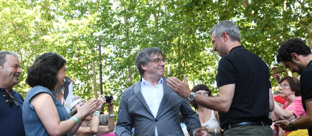 El expresidente de la Generalitat de Catalunya, Carles Puigdemont (c), durante el acto de celebración del cuarto aniversario de la fundación de Junts, en el Théâtre de Verdure, a 27 de julio de 2024, en Amélie-les-Bains-Palalda (Francia). Junts per Catalunya celebra su cuarto aniversario con este acto, en el que la formación arropa al expresidente catalán Carles Puigdemont, a quien no se le ha aplicado todavía la ley de amnistía. La celebración coincide con el tramo final de las negociaciones entre el PSC y ERC para facilitar la investidura de Salvador Illa como presidente de la Generalitat de Catalunya.
27 JULIO 2024;JUNTS;AMNISTÍA;INVESTIDURA;PRESIDENTE;GENERALITAT
Glòria Sánchez / Europa Press
27/7/2024