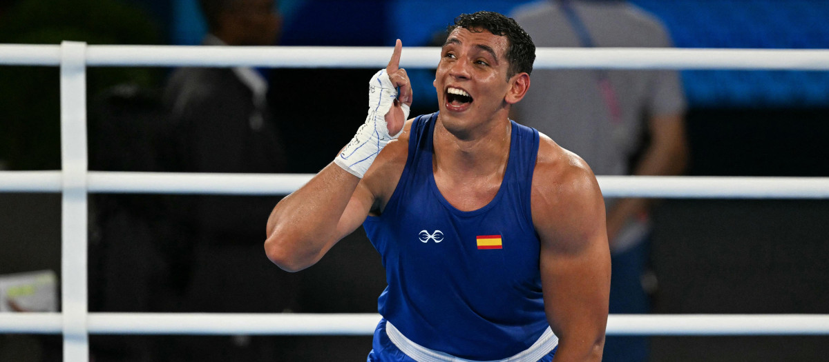 Ayoub Ghadfa celebra el pase a la final de la categoría de +92kg de boxeo
