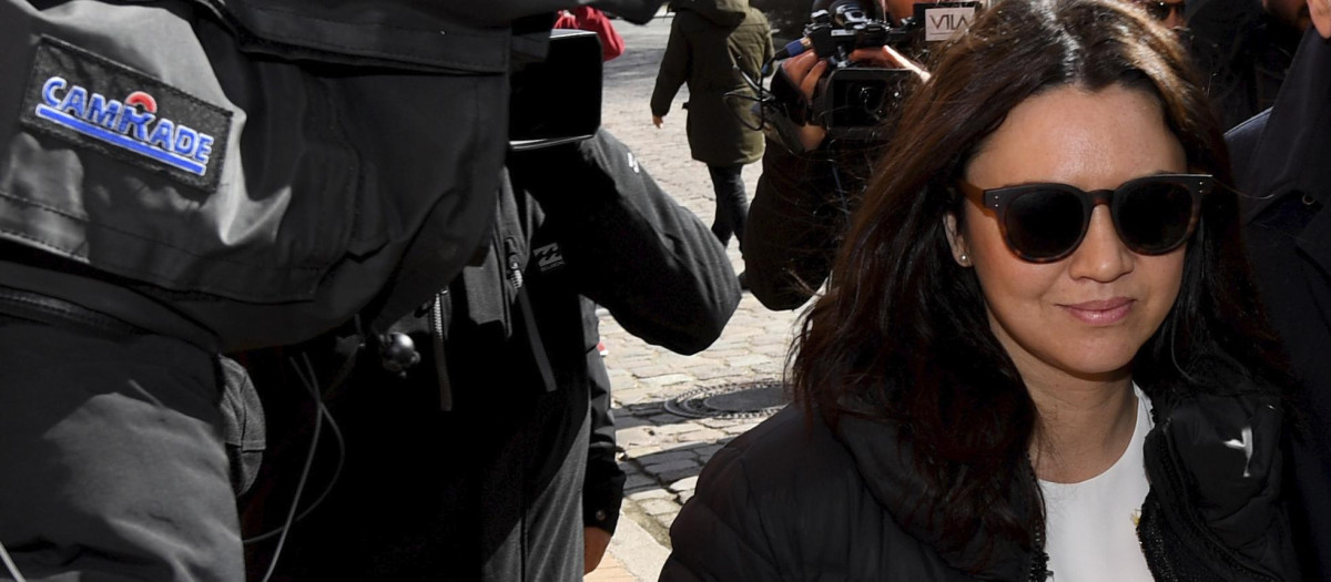 Marcela Topor, arriving at the correctional facility accompanied by businessman Josep Maria Matamala in Neumünster