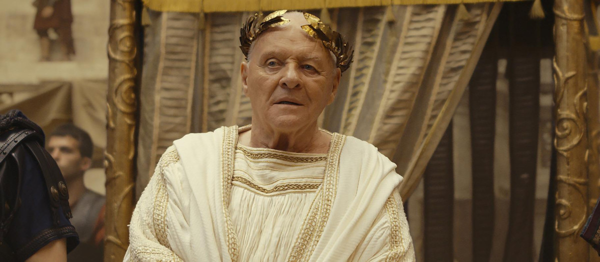 Tom Hughes, Anthony Hopkins y Jojo Macari en escena