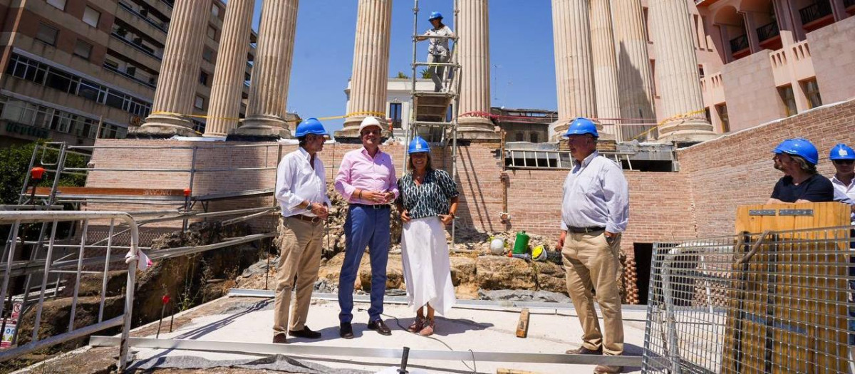 Miguel Ángel Torrico, José María Bellido e Isabel Albás, en el Templo Romano
