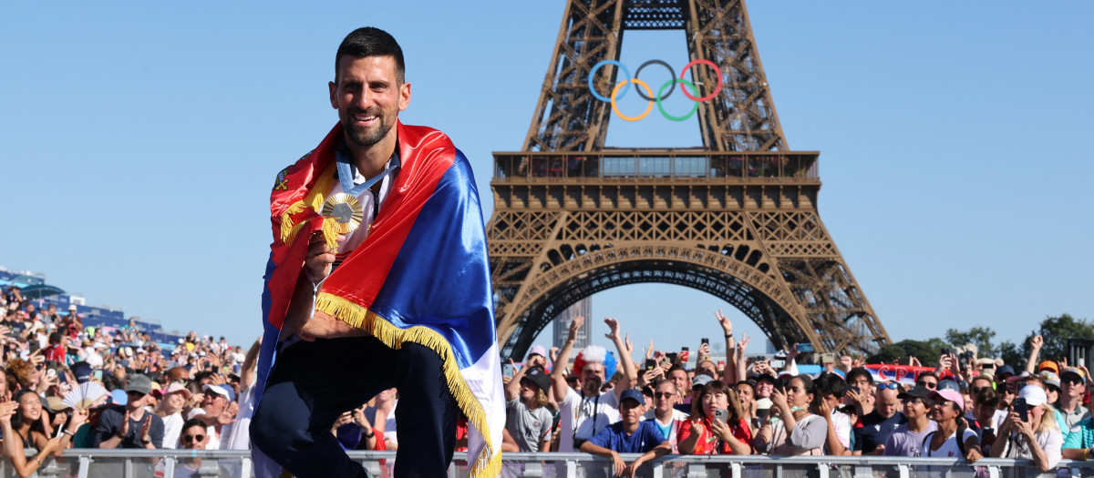Novak Djokovic luce su medalla de oro con la torre Eiffel de fondo