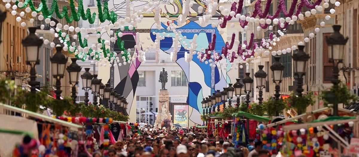 Cientos de malagueños y turistas inundarán la calle Larios, una de las zonas más concurridas de la Feria