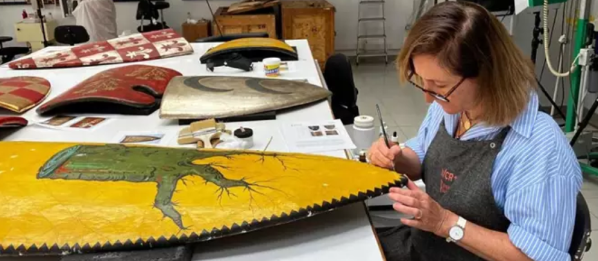 Un instante de la restauración de un escudo de las familias nobles de las primeras Cortes Valencianas