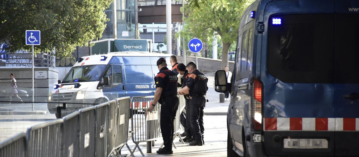 Agentes de los Mossos d’ Esquadra en las inmediaciones de la Ciutat de la Justicia de Barcelona