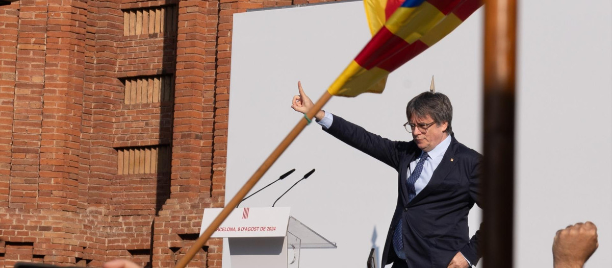 El expresidente de la Generalitat de Cataluña Carles Puigdemont llega a un acto de bienvenida organizado por entidades independentistas en el paseo Lluís Companys, a 8 de agosto de 2024, en Barcelona, Catalunya (España). Dicha concentración ha sido convocada por entidades independentistas, con la asistencia de Junts, ERC, CUP, ANC, Òmnium Cultural, CDR y Associació de Municipis per la Independència (AMI). Puigdemont tiene previsto asistir a este acto de bienvenida para después participar en el pleno de investidura del líder del PSC, casi siete años después de instalarse en Bélgica por las consecuencias judiciales del 'procés', y con una orden de detención.
David Zorrakino / Europa Press
08/8/2024