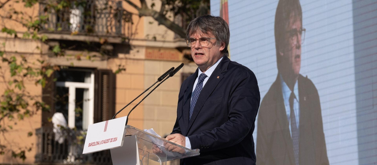 El expresidente de la Generalitat de Catalunya Carles Puigdemont interviene en un acto de bienvenida organizado por entidades independentistas en el paseo Lluís Companys, a 8 de agosto de 2024, en Barcelona, Catalunya (España). Dicha concentración ha sido convocada por entidades independentistas, con la asistencia de Junts, ERC, CUP, ANC, Òmnium Cultural, CDR y Associació de Municipis per la Independència (AMI). Puigdemont tiene previsto asistir a este acto de bienvenida para después participar en el pleno de investidura del líder del PSC, casi siete años después de instalarse en Bélgica por las consecuencias judiciales del 'procés', y con una orden de detención.
David Zorrakino / Europa Press
08/8/2024